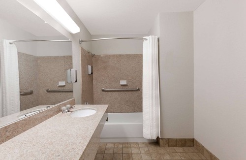 Cleburne Hotel | Budget-Friendly Stay at Super 8 by Wyndham Cleburne