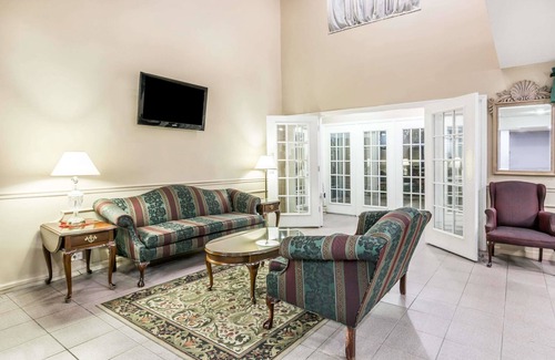 Clinton Hotel | Budget-Friendly Stay at Super 8 by Wyndham Clinton