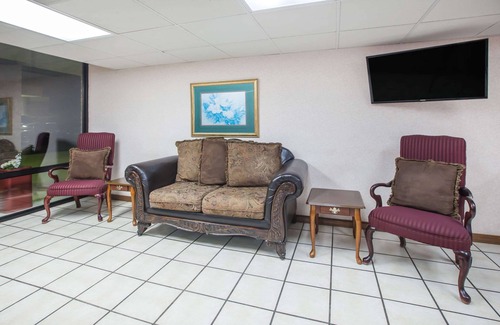 Clinton Hotel | Discover Comfort at Super 8 by Wyndham Clinton with Pool & Breakfast