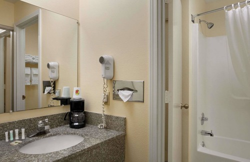 Columbia City Hotel | Cozy Stay at Super 8 by Wyndham Columbia City