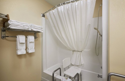 Columbia City Hotel | Cozy Stay at Super 8 by Wyndham Columbia City
