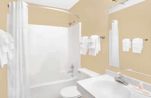 Columbus Hotel | Budget-Friendly Stay at Super 8 by Wyndham Columbus