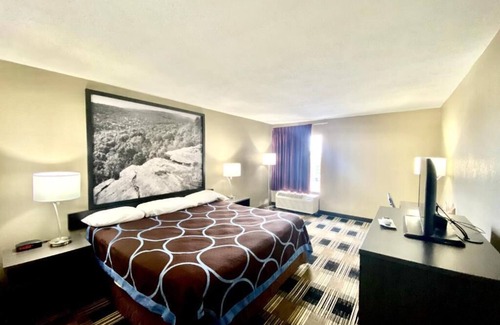 Conway Hotel | Comfortable Stay at Super 8 by Wyndham Conway with Pool
