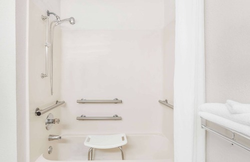Conway Hotel | Comfortable Stay at Super 8 by Wyndham Conway with Pool