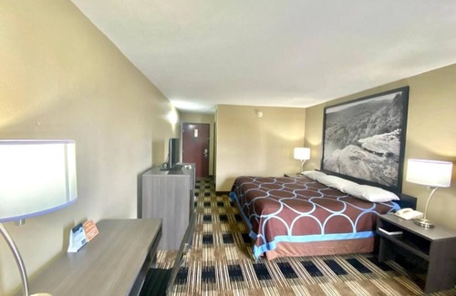 Conway Hotel | Comfortable Stay at Super 8 by Wyndham Conway with Pool