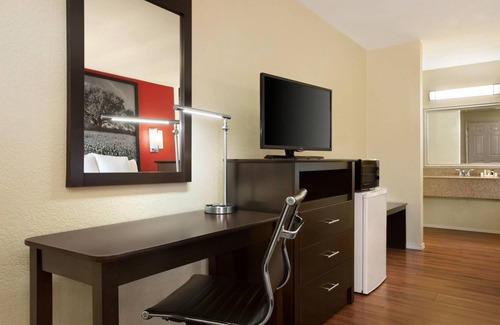 Corsicana Hotel | Convenient Super 8 by Wyndham Corsicana with Breakfast & More