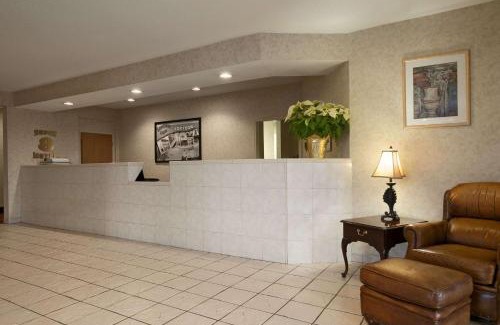Corydon Hotel | Cozy Super 8 by Wyndham Corydon: Pet-Friendly Stay