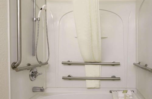 Corydon Hotel | Cozy Super 8 by Wyndham Corydon: Pet-Friendly Stay