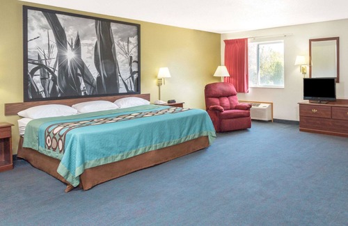 Cresco Hotel | Comfortable Stay at Super 8 by Wyndham Cresco IA