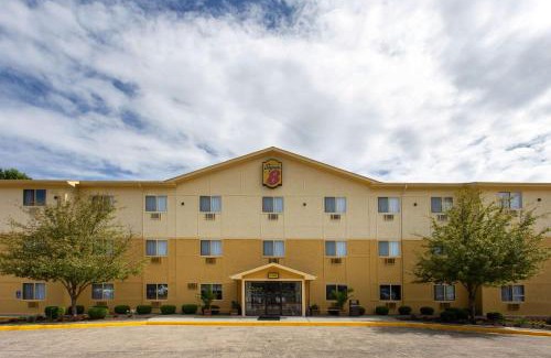 Cromwell Hotel | Discover Pet-Friendly Comfort at Super 8 Cromwell/Middletown
