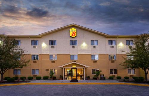 Cromwell Hotel | Discover Pet-Friendly Comfort at Super 8 Cromwell/Middletown