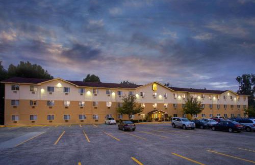 Cromwell Hotel | Discover Pet-Friendly Comfort at Super 8 Cromwell/Middletown