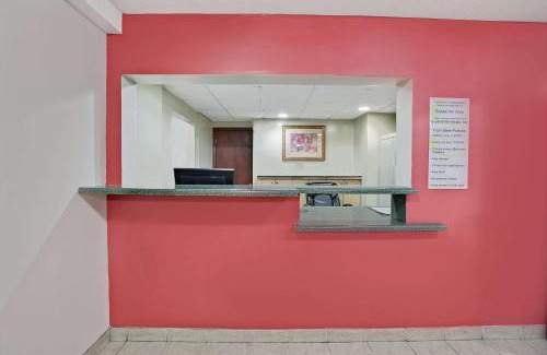 Crystal Lake Hotel | Budget-Friendly Super 8 by Wyndham Crystal Lake Awaits