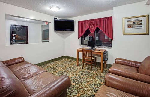 Crystal Lake Hotel | Budget-Friendly Super 8 by Wyndham in Crystal Lake