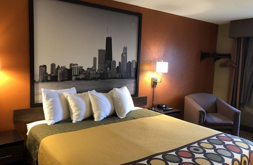 Crystal Lake Hotel | Budget-Friendly Super 8 by Wyndham in Crystal Lake