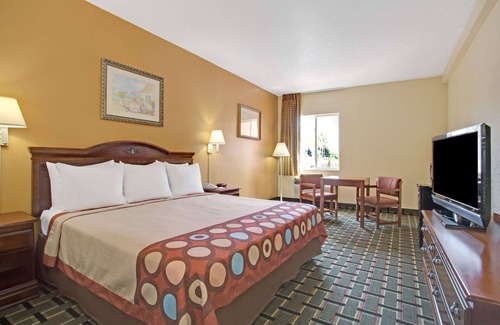 Bethune Grant Hotel | Comfortable Stay at Super 8 by Wyndham Daytona Beach
