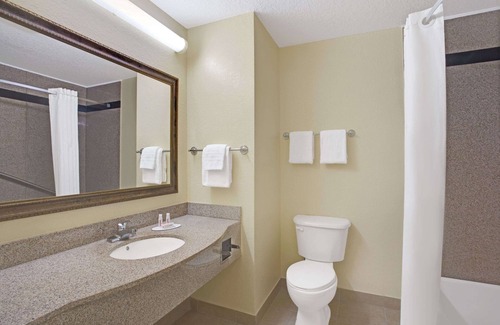 Bethune Grant Hotel | Comfortable Stay at Super 8 by Wyndham Daytona Beach