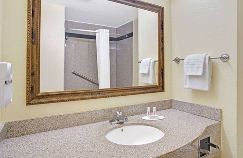 Bethune Grant Hotel | Comfortable Stay at Super 8 by Wyndham Daytona Beach