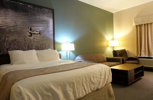 Dauphin Hotel | Comfortable Stay at Super 8 by Wyndham Dauphin with Spa