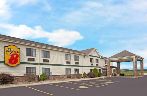 Defiance Hotel | Comfortable Stay at Super 8 by Wyndham Defiance
