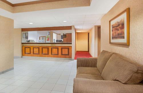 Defiance Hotel | Comfortable Stay at Super 8 by Wyndham Defiance
