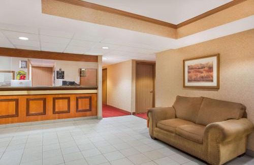 Defiance Hotel | Comfortable Stay at Super 8 by Wyndham Defiance