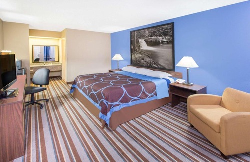 Dothan Hotel | Convenient Stay at Super 8 by Wyndham Dothan with Pool