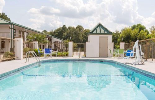 Dothan Hotel | Convenient Stay at Super 8 by Wyndham Dothan with Pool