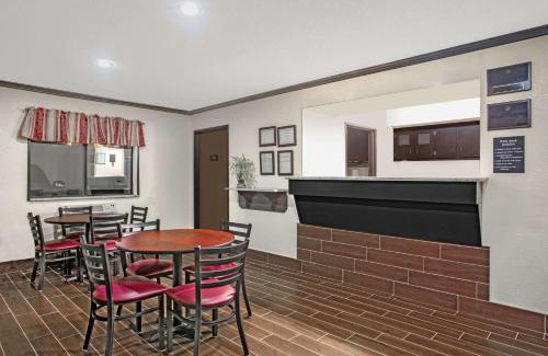 Douglas Hotel | Comfortable Stay at Super 8 by Wyndham Douglas for All