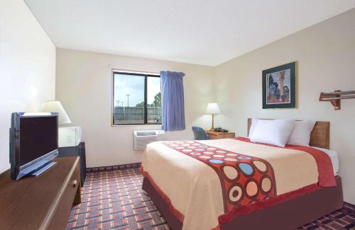 Douglas Hotel | Comfortable Stay at Super 8 by Wyndham Douglas for All
