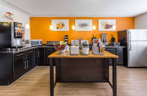 Dubuque Hotel | Budget-Friendly Stay at Super 8 by Wyndham Dubuque