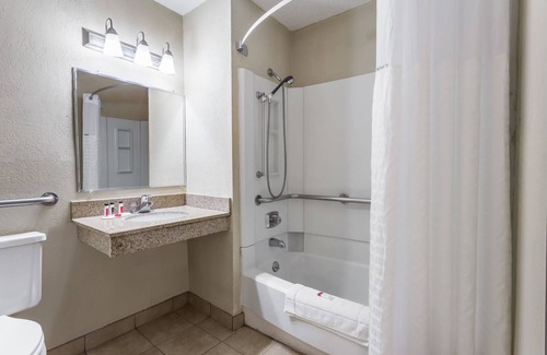 Dubuque Hotel | Budget-Friendly Stay at Super 8 by Wyndham Dubuque