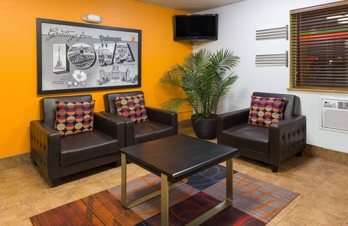 Dubuque Hotel | Budget-Friendly Stay at Super 8 by Wyndham Dubuque