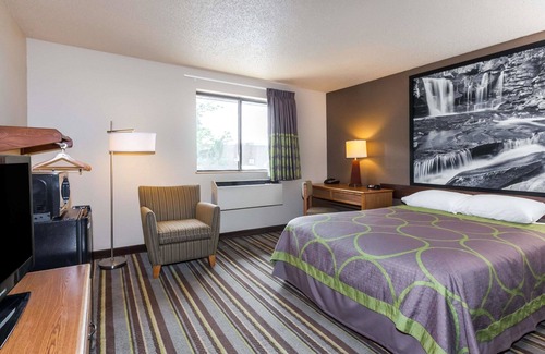 Spring Hill Hotel | Budget-Friendly Stay at Super 8 by Wyndham Dunbar