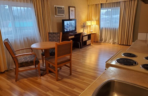 Duncan Hotel | Convenient Stay at Super 8 by Wyndham Duncan with Breakfast