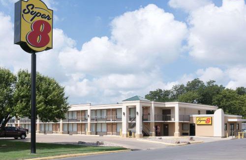 Duncan Hotel | Budget-Friendly Stay at Super 8 by Wyndham Duncan