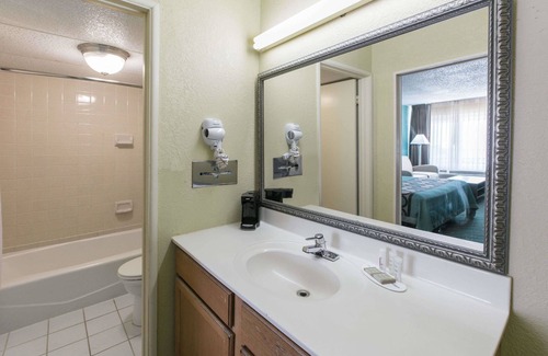 Duncan Hotel | Affordable Comfort at Super 8 by Wyndham Duncan Hotel