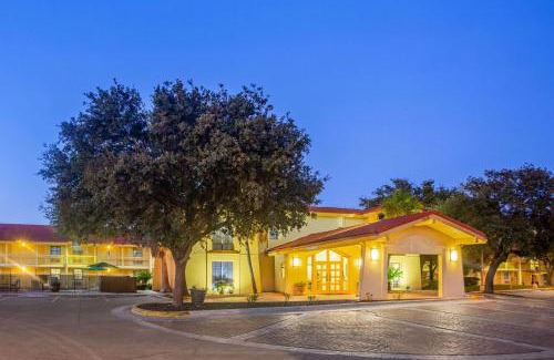 Eagle Pass Hotel | Comfortable Stay at La Quinta Inn with Pool & Breakfast