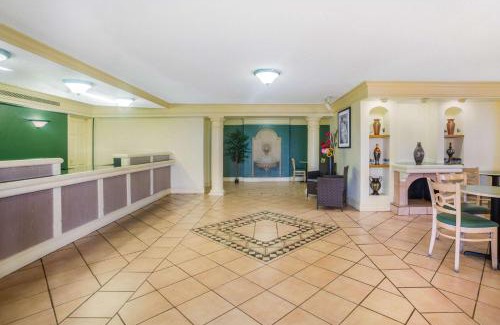 Eagle Pass Hotel | Comfortable Stay at La Quinta Inn with Pool & Breakfast