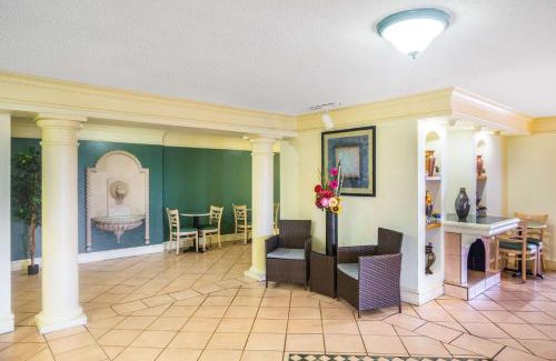 Eagle Pass Hotel | Comfortable Stay at La Quinta Inn with Pool & Breakfast