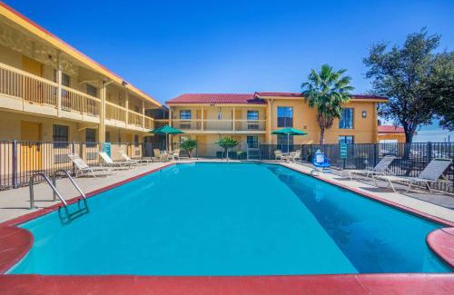 Eagle Pass Hotel | Comfortable Stay at La Quinta Inn with Pool & Breakfast
