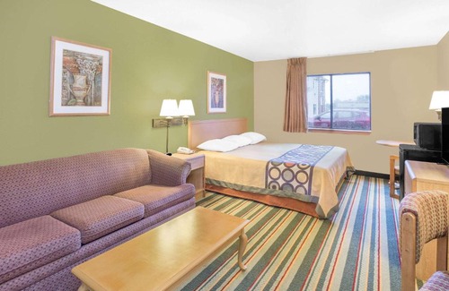 Carbon Cliff Hotel | Budget-Friendly Stay at Super 8 by Wyndham East Moline