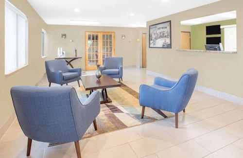 Carbon Cliff Hotel | Budget-Friendly Stay at Super 8 by Wyndham East Moline