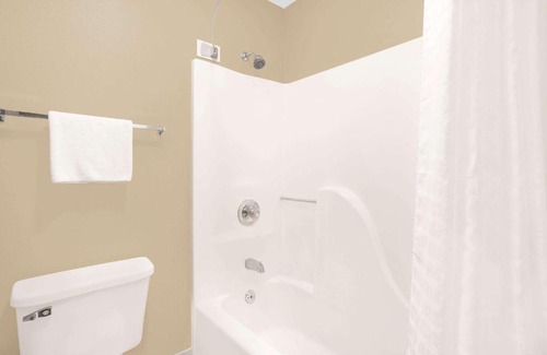 Carbon Cliff Hotel | Budget-Friendly Stay at Super 8 by Wyndham East Moline