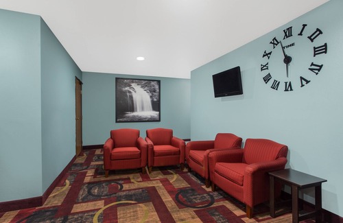 Eau Claire Hotel | Convenient Super 8 by Wyndham Eau Claire I-94 with Breakfast