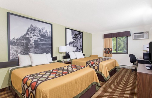 Eau Claire Hotel | Convenient Super 8 by Wyndham Eau Claire I-94 with Breakfast