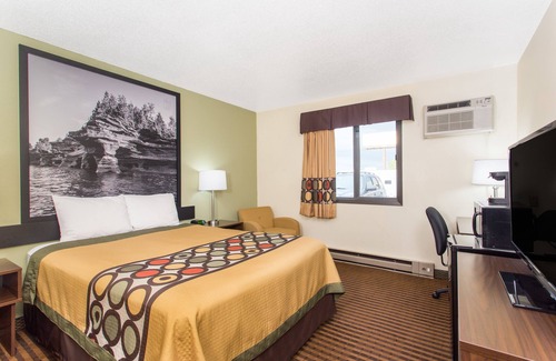 Eau Claire Hotel | Convenient Super 8 by Wyndham Eau Claire I-94 with Breakfast