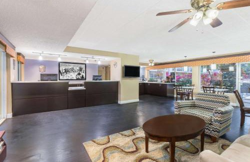 Ellenton Hotel | Relax at Super 8 by Wyndham Ellenton with Great Amenities