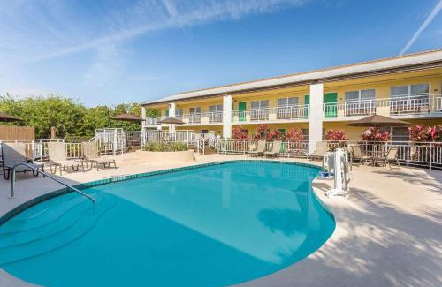 Ellenton Hotel | Relax at Super 8 by Wyndham Ellenton with Great Amenities