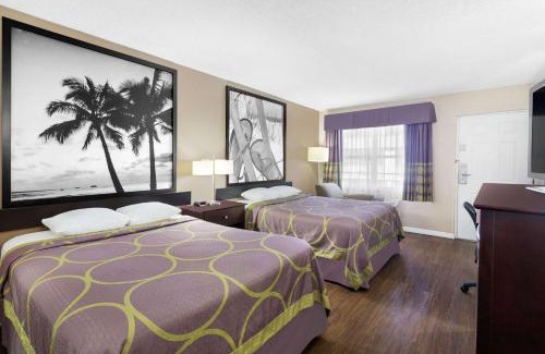 Ellenton Hotel | Relax at Super 8 by Wyndham Ellenton with Great Amenities